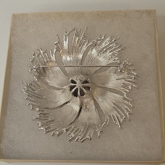 Vintage Classic Floral Grannycore Silver Tone Brooch and Clip-on Earring Set - Picture 3 of 5